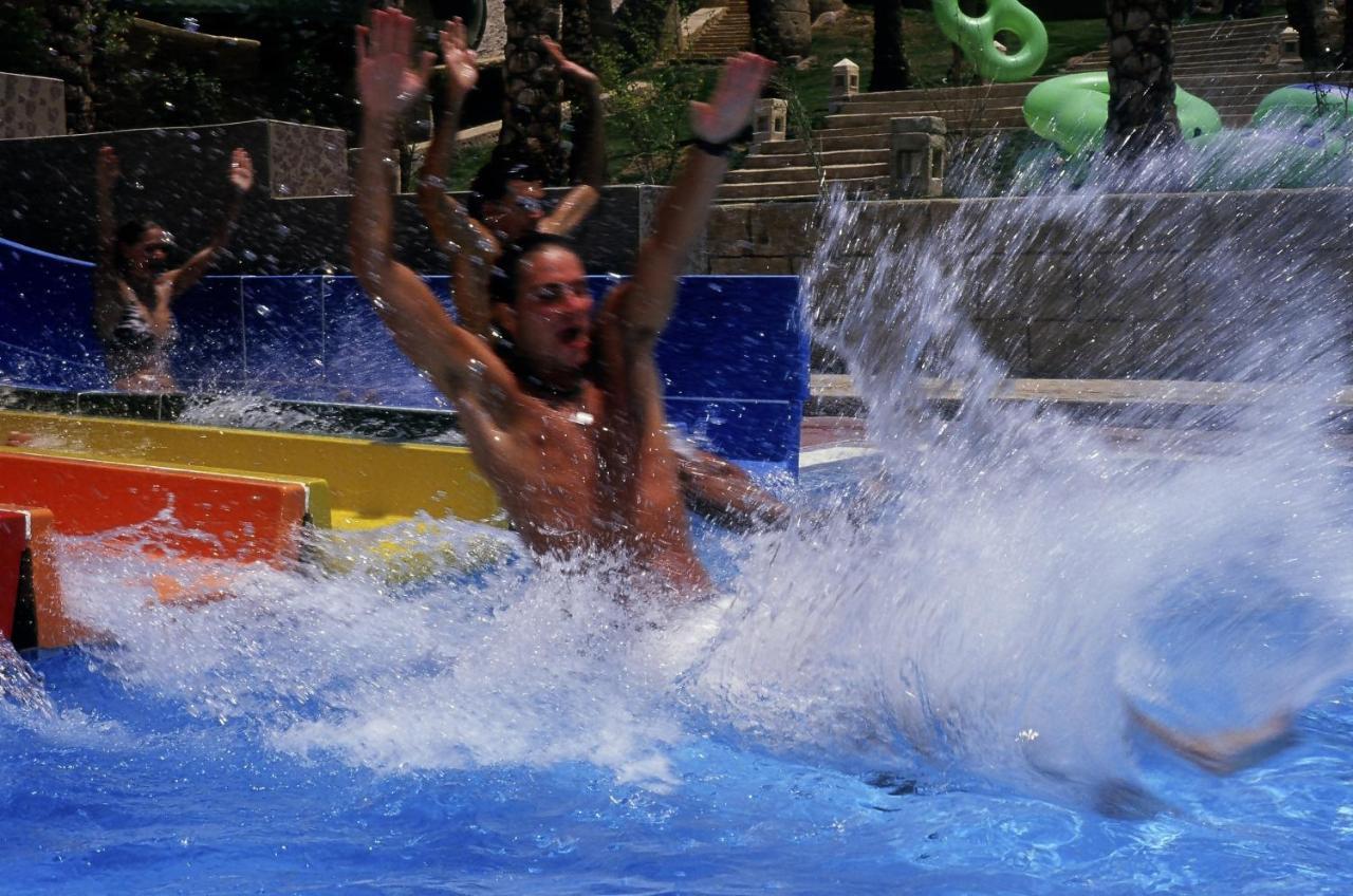 Sharm Dreams Vacation Club - Aqua Park Hotel Екстериор снимка A water slide at Splash Island