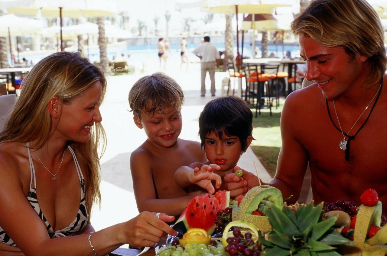 Sharm Dreams Vacation Club - Aqua Park Hotel Екстериор снимка Family eating fruit