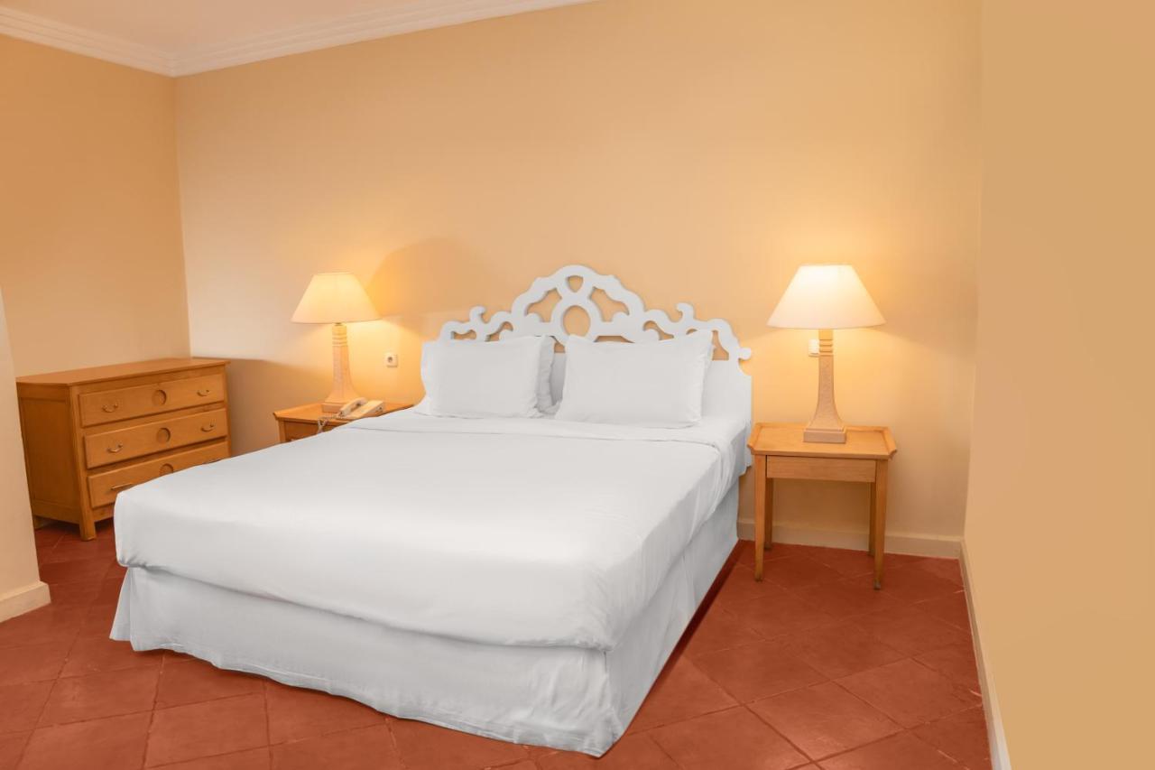 Sharm Dreams Vacation Club - Aqua Park Hotel Екстериор снимка A bed with a bed skirt