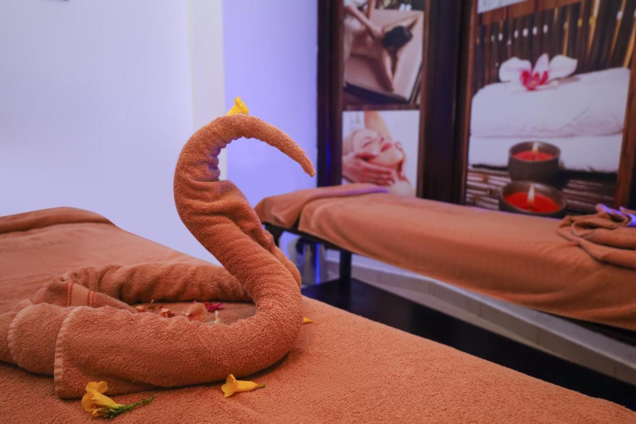 Sharm Dreams Vacation Club - Aqua Park Hotel Екстериор снимка A towel swan